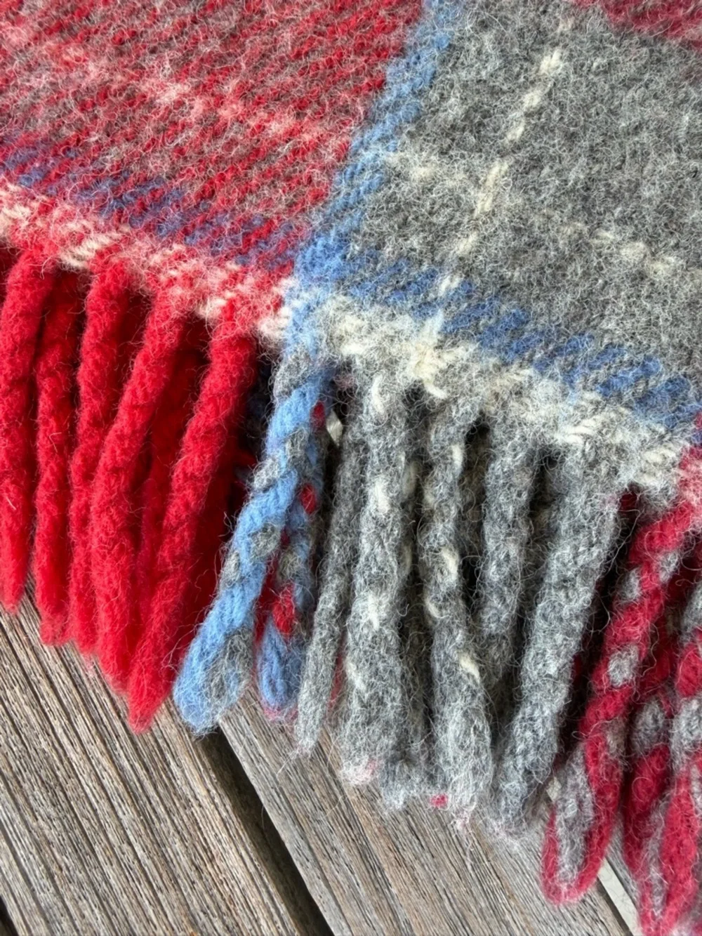 Coperte LaneRossi 100% Virgin Wool Fringed Throw Red Gray Blue Plaid 49x58 GUC